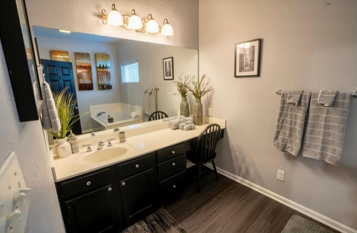Brooklynn'S Bay, Elegant Lakefront Condo Retreat Χοτ Σπρινγκς Εξωτερικό φωτογραφία