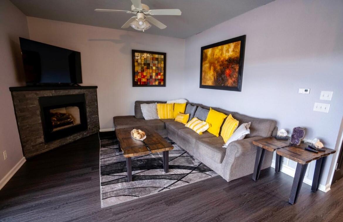 Brooklynn'S Bay, Elegant Lakefront Condo Retreat Χοτ Σπρινγκς Εξωτερικό φωτογραφία