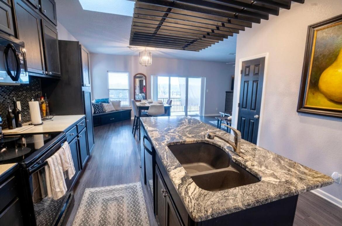 Brooklynn'S Bay, Elegant Lakefront Condo Retreat Χοτ Σπρινγκς Εξωτερικό φωτογραφία